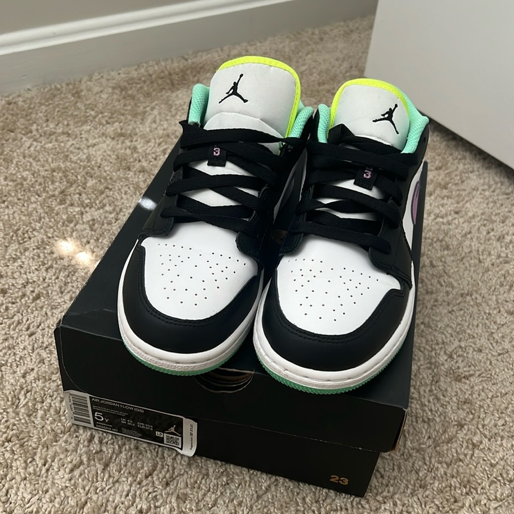 AJ1 low